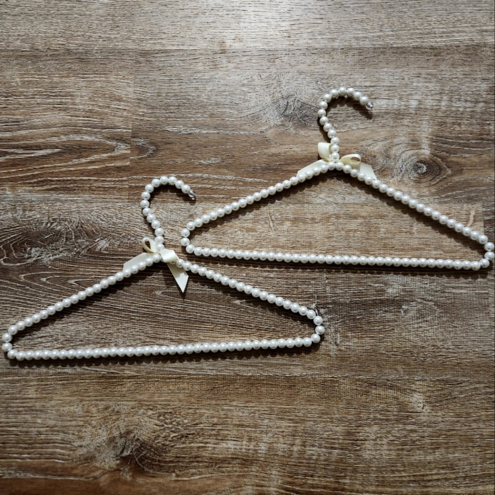 2 pearl bead hangers with bows